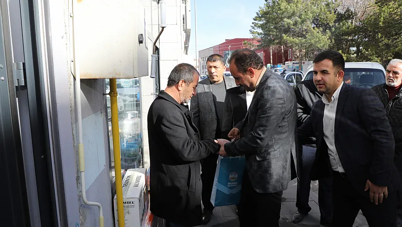Belediye başkanı esnafa çanta içinde ne veriyor?