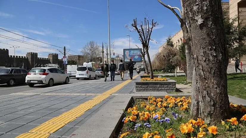 Büyükşehir, şehri çiçek bahçesine çevirdi