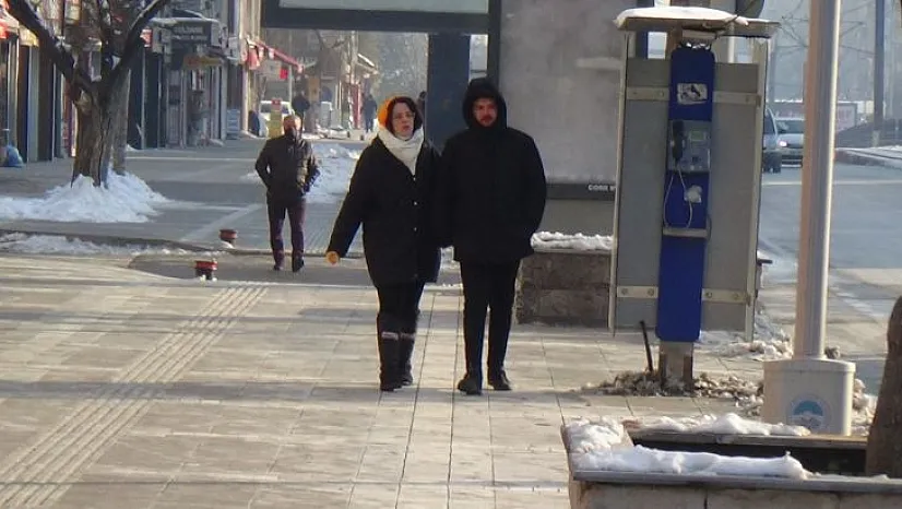 Buzlu yollarda yürürken dikkat