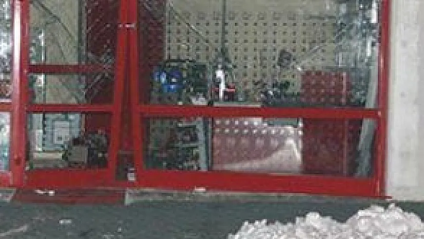 ÇELİK KASA HIRSIZLARI GÜVENLİK KAMERALARI SAYESİNDE YAKALANDI