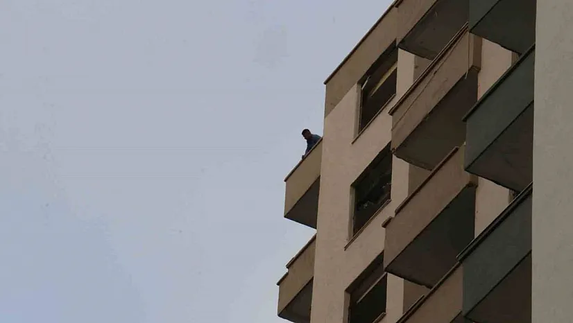 Cüzdanı çalınınca ağır hasarlı binanın damına çıkarak intihara kalkıştı