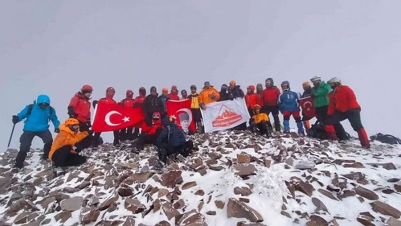 Dağcılar 29 Ekim Cumhuriyet Bayramı için tırmandı
