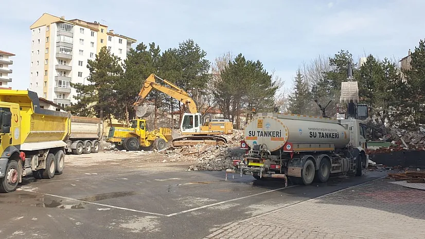 Depremde hasar alan okul yıkılıyor