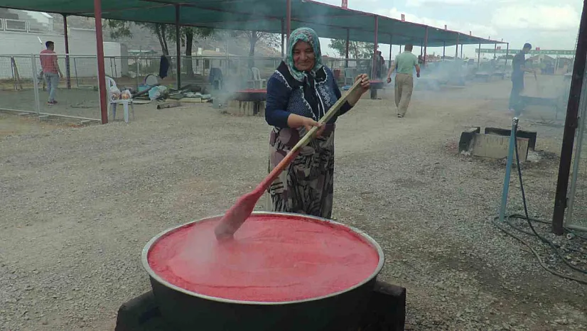 Domatesler kışlık salça için kaynadı!