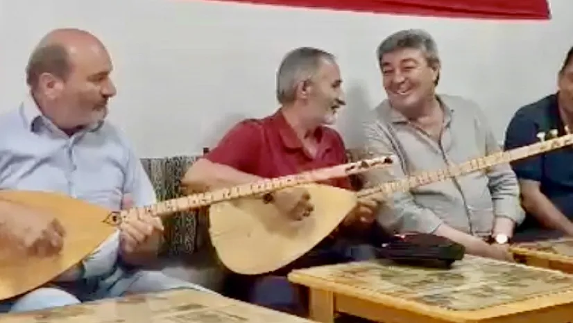 Dursun Ataş Hunat Mahallesi'nde türkü söyledi