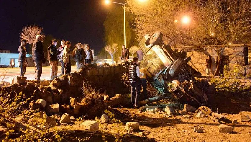 Otomobil evin bahçesine uçtu: 6 yaralı