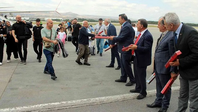 2 yıl sonra yeniden başladı! Havaalanında 151 kişiye çiçekli karşılama...