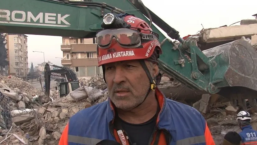 Depremden inanılmaz kurtuluş: Enkazdan yürüyerek çıktı