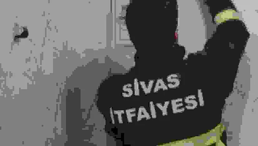 Havalandırma boşluğunda mahsur kaldı, itfaiye ekiplerince kurtarıldı