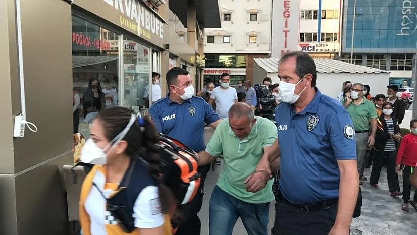 İş merkezinin terasına çıkan adam ikna edildi