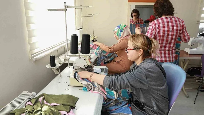 Depremzedelere çocuk ve yetişkin kıyafetleri dikiyorlar