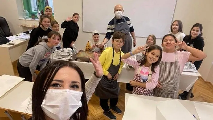 KAYMEK, Mostarlı miniklerin gönüllerine dokunuyor