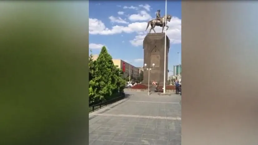 Kayseri Meydanında oldu! 'Açım aç, Suriyeliler tok, ama biz açız aç!' diye bağırdı!