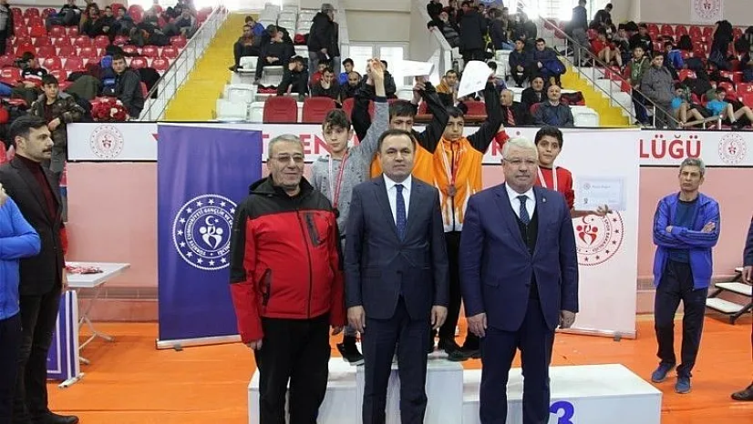 Kayseri'nin Yıldız Pehlivanları Yozgat'tan Madalyalar ile döndüler