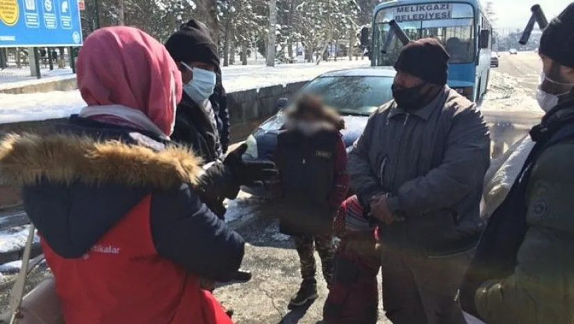 Zabıtadan dilenen çocuk operasyonu!