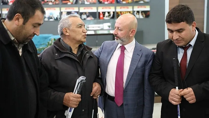 Kocasinan Belediyesi'nden görme engellilere beyaz baston