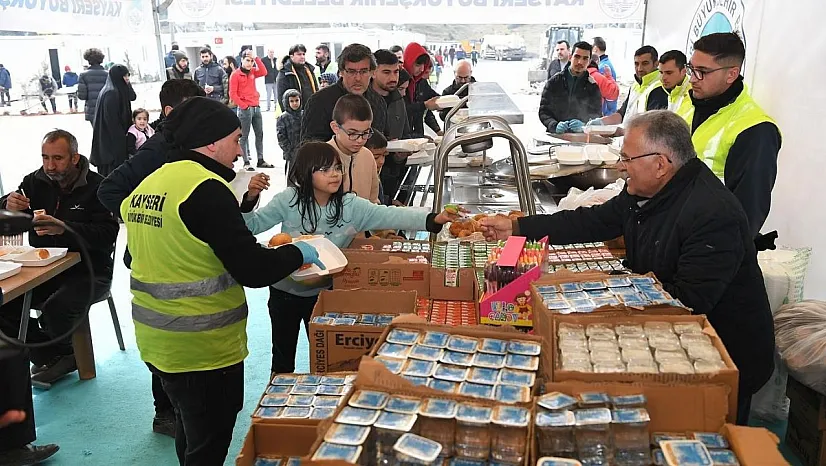 Konteyner Kentte sıcak yemek dağıtıyor
