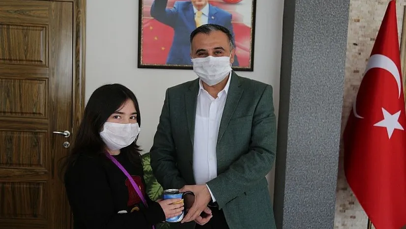 Kumbarasını bağışlayan Elanur'a, Başkan Cabbar'dan jest
