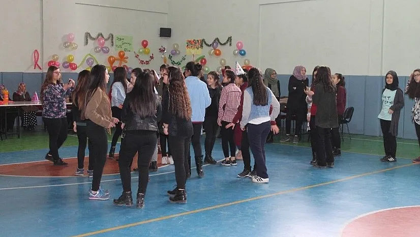 Lösemili çocuklar doğum günü partisinde doyasıya eğlendi