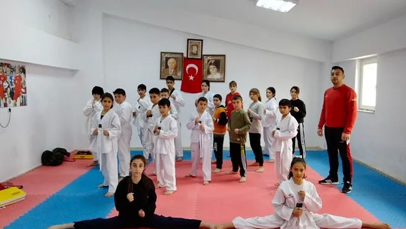 Mahalledeki çocuklar için o binayı spor salonuna çevirdiler