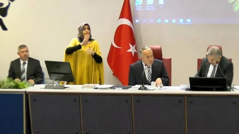 Meclis toplantısında engellilere özel işaretli anlatım