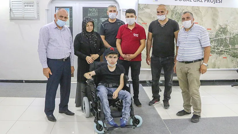 Mehmetçikten engelli gence akülü araç desteği