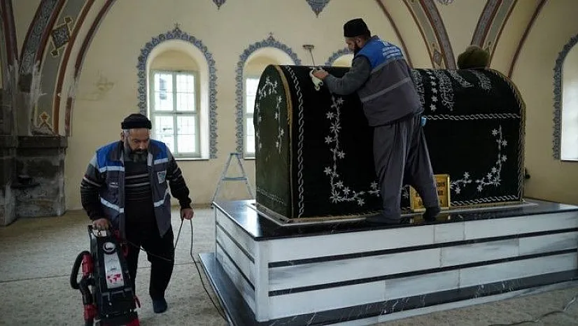 Melikgazi'den türbe temizliği...