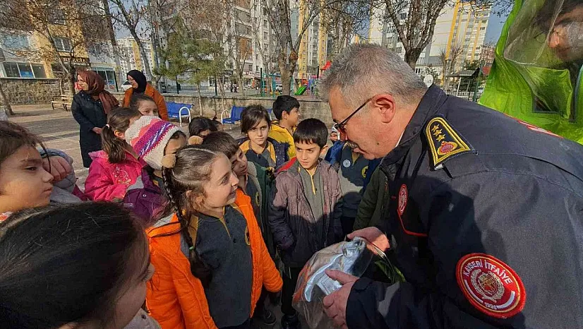 İtfaiyeciler, minik misafirlerini ağırladı...