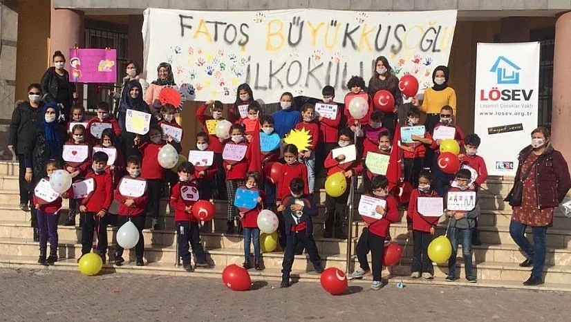 Minik öğrenciler maske taktı, lösemili çocuklara moral verdi