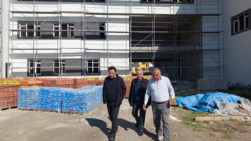 Müdür inşaatları yerinde inceledi