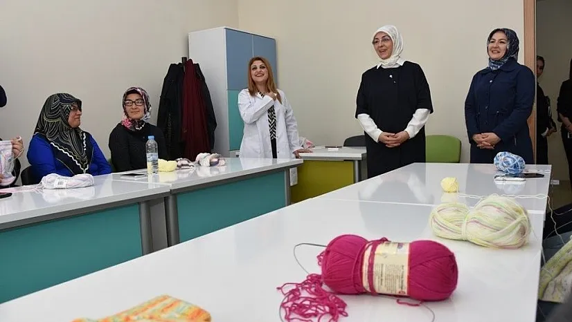 Neşe Özhaseki, Okuma Yazma Kursu kursiyerlerini ziyaret etti