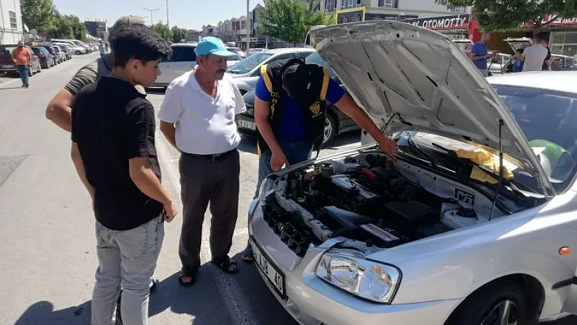 Oto hırsızlık polisleri oto pazarında denetleme yaptı