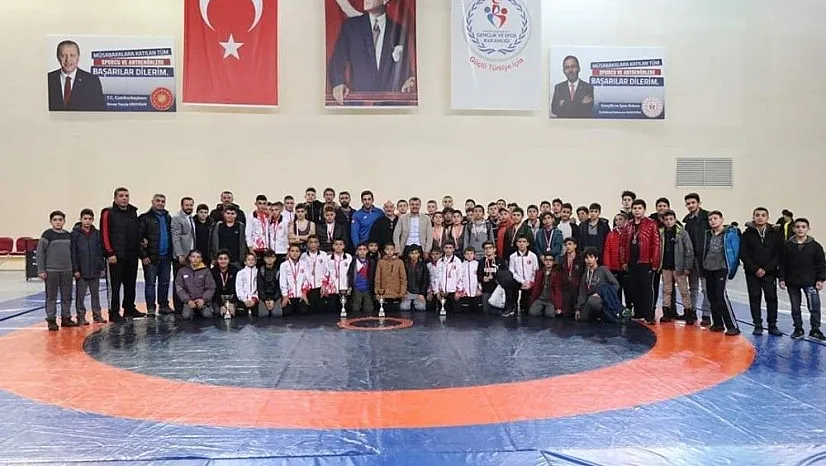 Pehlivanlar okullar arası müsabakalarda mindere çıktı