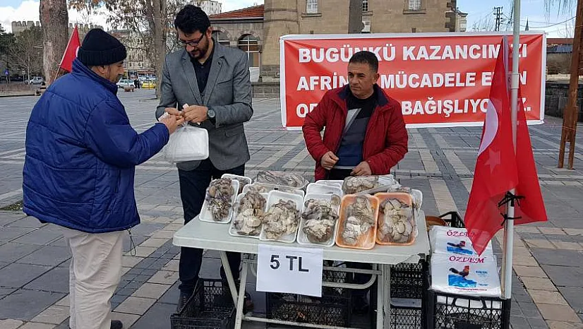 Sattıkları mantardan kazandıklarını Mehmetçik için bağışladılar