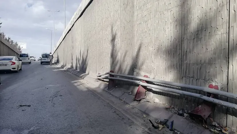 Son dakika... Alt geçitte virajı alamayan otomobil, bariyerlere çarptı