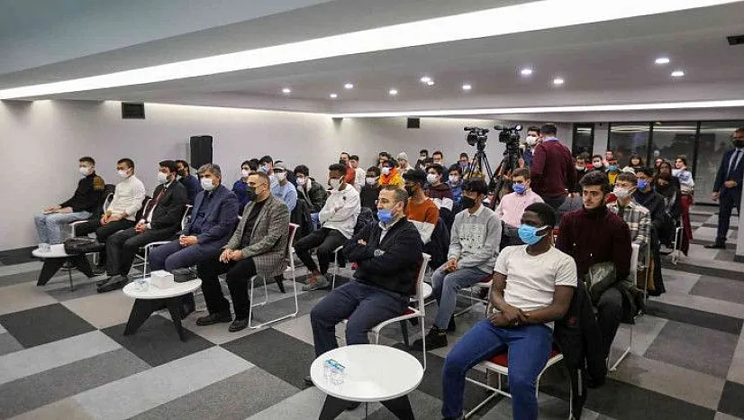 Talas'ta 'Gençlerle Kitap Sohbetleri'nin üçüncüsü gerçekleşti