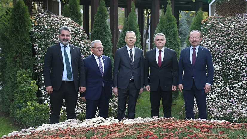 Ziyarete geldi, 7,5 milyon yıllık fosil sergisini gezdi