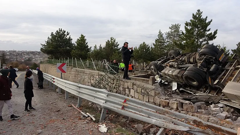 Tır dehşet saçtı: 2 yaralı