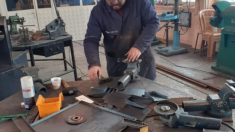 Tomarza'da depremzedeler için soba üretiliyor
