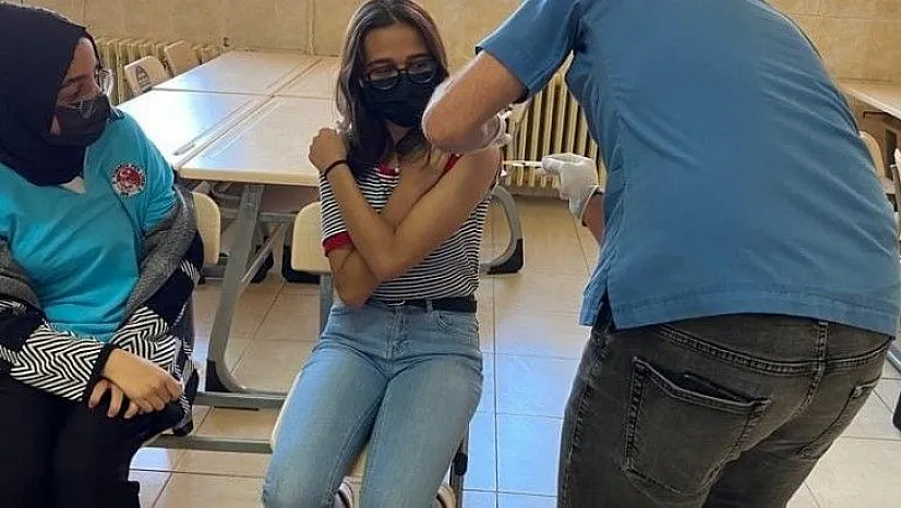 Lise öğrencileri korona virüs aşısı oldu