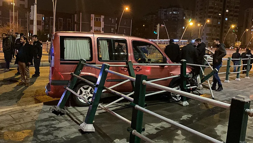 Trafik kazası, 3 otomobil çarpıştı