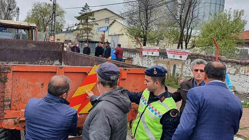 Traktör römorklarına takıldı!
