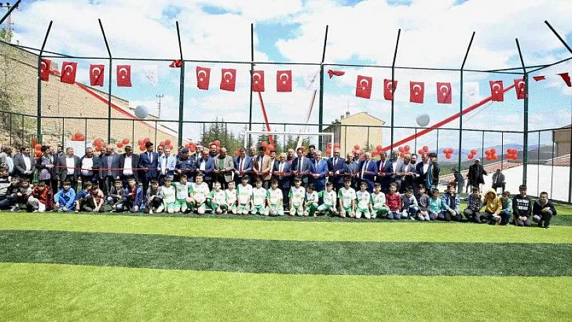 Yahyalı'daki okullara kazandırılan halı sahalar açıldı