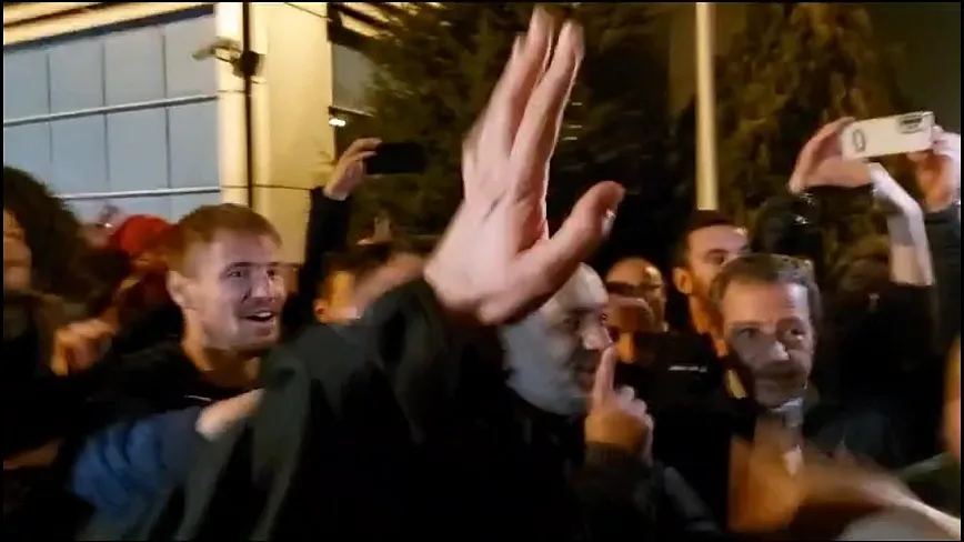 Başkan Ali Çamlı taraftarla bakın ne yaptı! Sus işareti..!